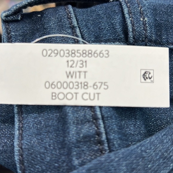 Jessica Simpson boot cut jean. Mid-rise size 12/31 - Picture 8 of 8